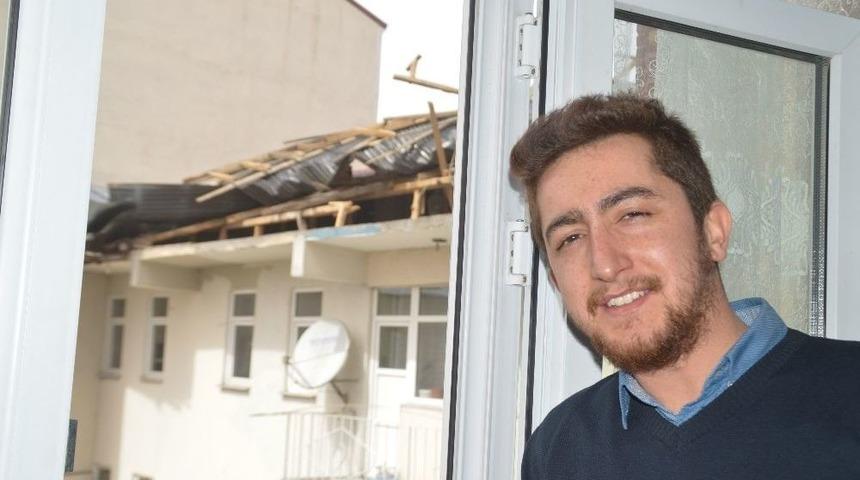 Eleşkirt&rsquo;te Şiddetli R&uuml;zgar Evlerin &Ccedil;atısını U&ccedil;urdu