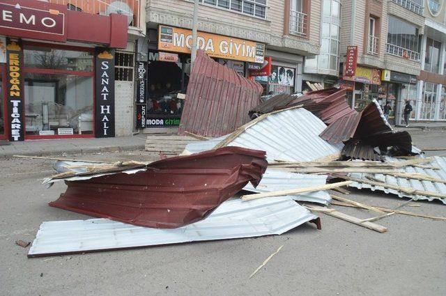 Eleşkirt’te Şiddetli Rüzgar Evlerin Çatısını Uçurdu