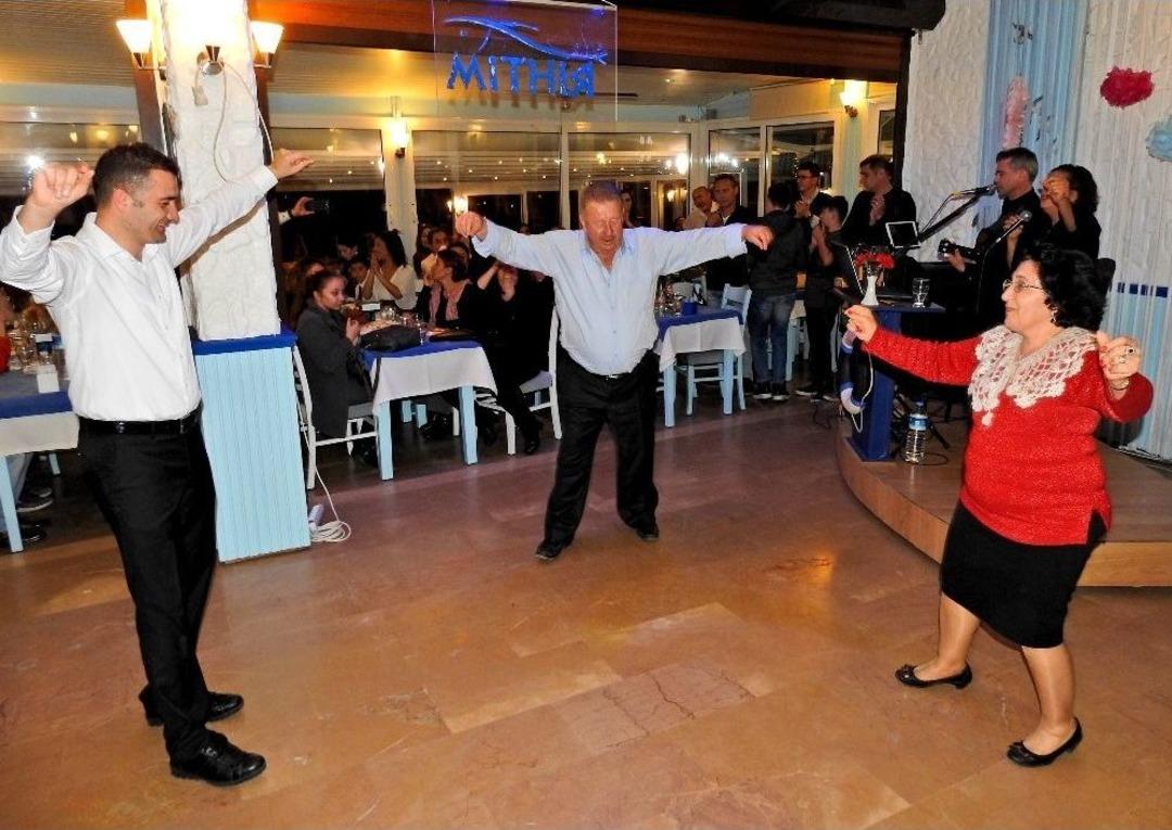 &Ccedil;eşme&rsquo;nin Zeybekleri Geleneksel Yemekte Buluştu