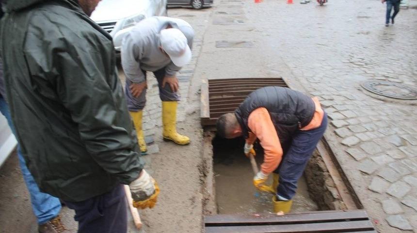 Ayvalık&rsquo;ta Yağmur Suyu Kanalları Kontrol Ediliyor