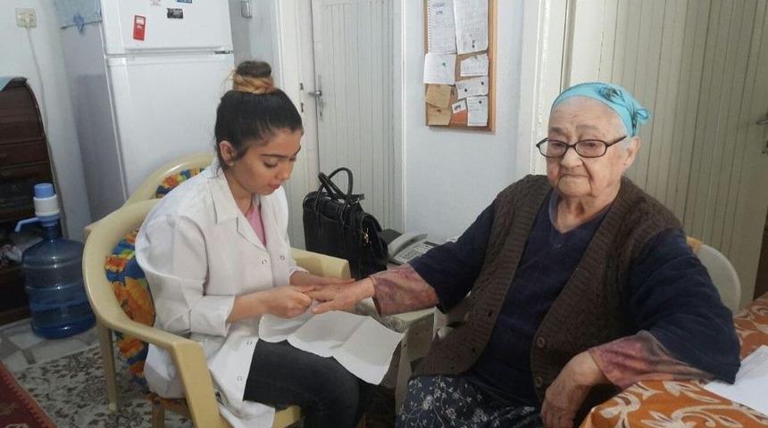 S&ouml;keli &Ouml;ğrenciler Yaşlılara El Uzattı