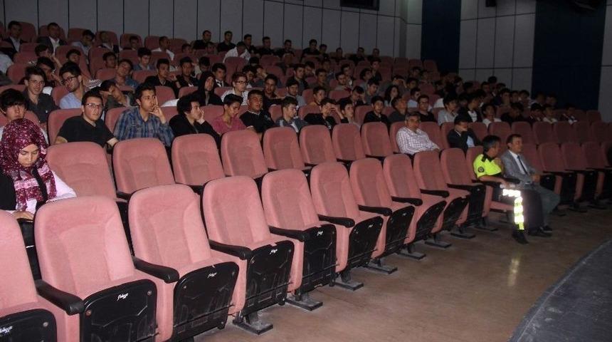Şof&ouml;rlere Ve Lise &Ouml;ğrencilerine &rsquo;emniyet Kemerinin&rsquo; &Ouml;nemini Anlatıldı