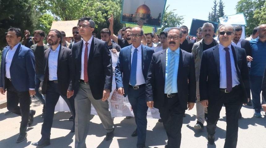 Rekt&ouml;r G&uuml;r Ve &Uuml;niversite &Ouml;ğrencilerinden İsrail Ve Abd&rsquo;ye Tepki Y&uuml;r&uuml;y&uuml;ş&uuml;