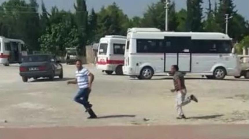 Dolmuşa Bindirmeyen Şof&ouml;r&uuml; Kovalayıp Bı&ccedil;akladı