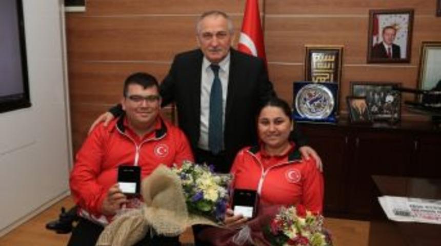 Başkan Yılmaz, Milli Sporcuları Altınla &Ouml;d&uuml;llendirdi