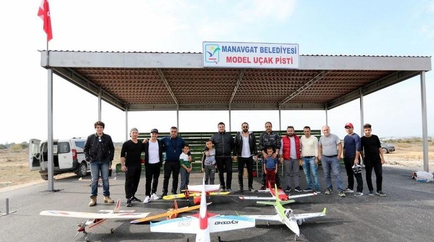 Manavgat Belediyesi&rsquo;nden Model U&ccedil;ak Pisti