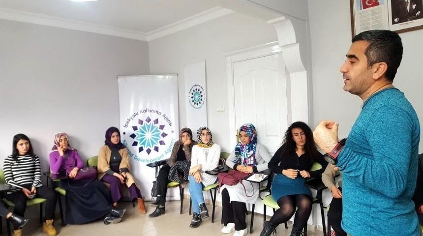 Gen&ccedil;ler &ldquo;savunuculuk Ve Lobicilik&rdquo; Eğitimi Aldı