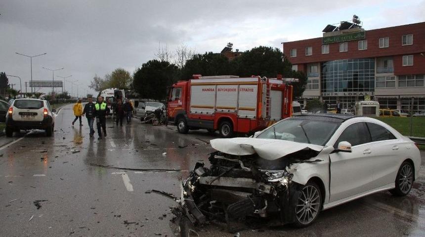 Manisa&rsquo;da Zincirleme Trafik Kazası: 6 Yaralı