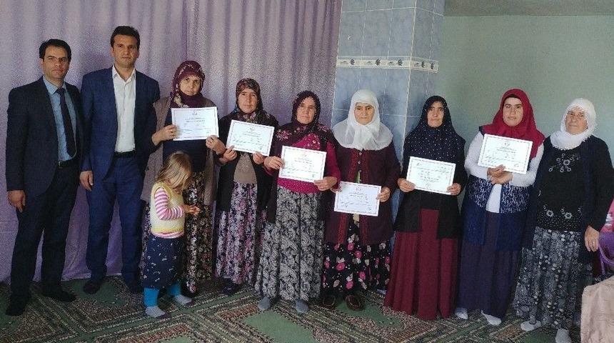 Başarılı Kursiyerlere Sertifikaları Verildi