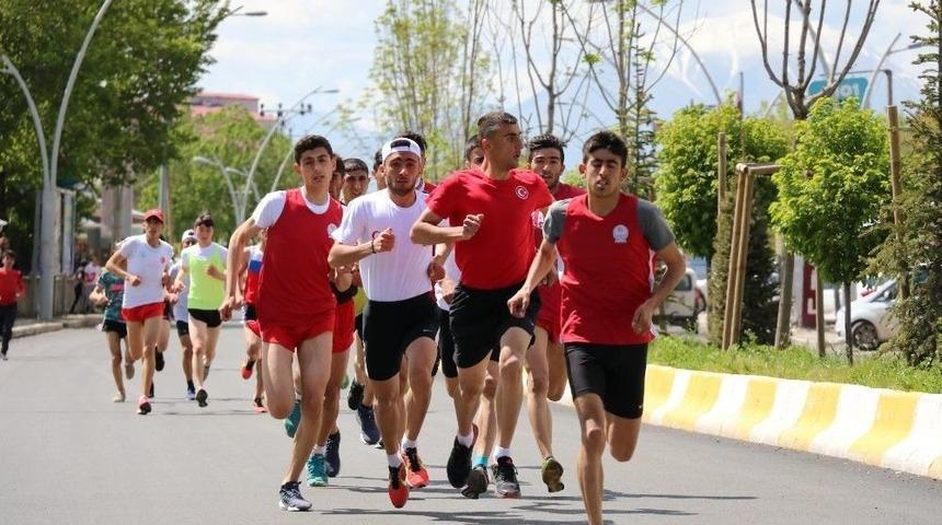 Ağrı&rsquo;da Atletizm Ve Tekerlekli Kayaklı Koşu Yarışmaları Yapıldı