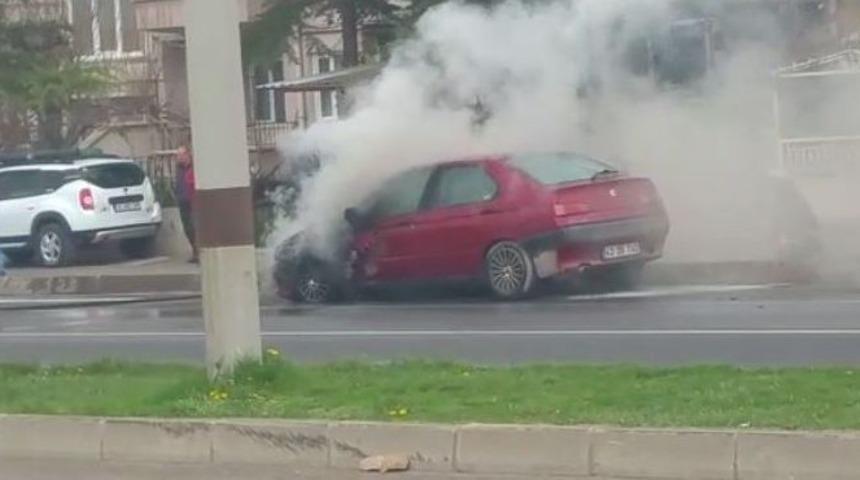 Seyir Halindeki Otomobil Alev Alev Yandı