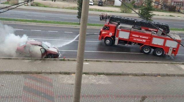 Seyir Halindeki Otomobil Alev Alev Yandı