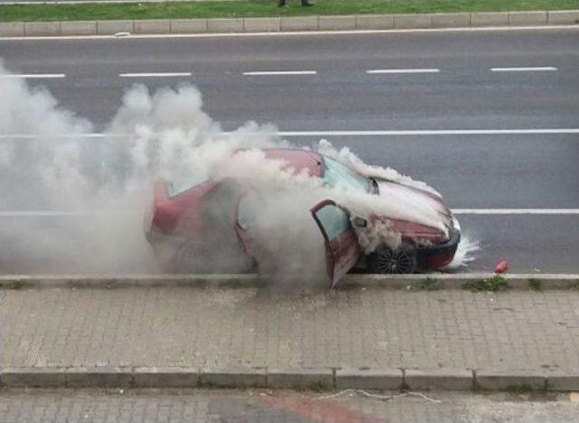 Seyir Halindeki Otomobil Alev Alev Yandı