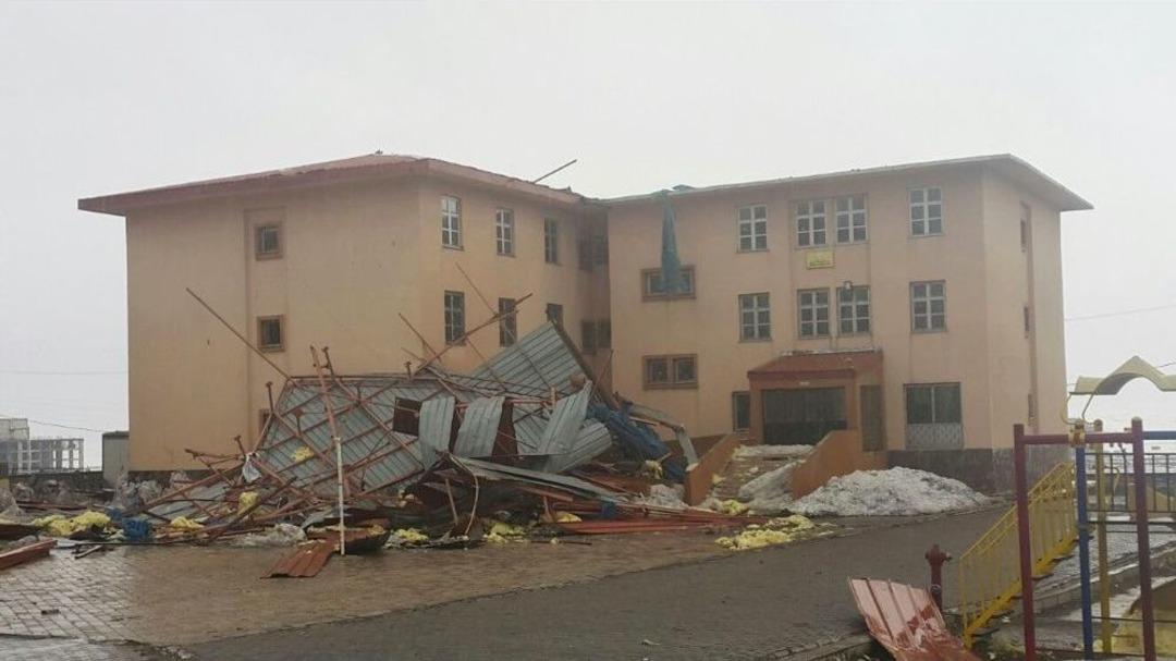 Horasan Ve Karayazı&rsquo;da Fırtına Hayatı Adeta Fel&ccedil; Etti