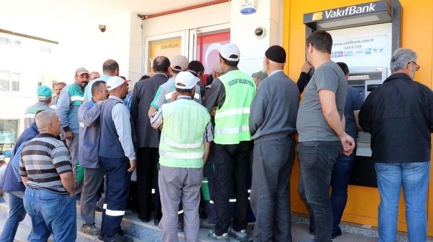 Kadroya Ge&ccedil;en İş&ccedil;iler Maaşlarını Alabilmek İ&ccedil;in Uzun Kuyruk Oluşturdu