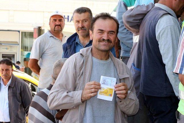 Kadroya Geçen İşçiler Maaşlarını Alabilmek İçin Uzun Kuyruk Oluşturdu