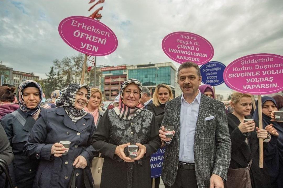 Kadına Uygulanan Şiddete Dikkat &Ccedil;ekmek İ&ccedil;in Erkeklere Kahve Dağıttılar