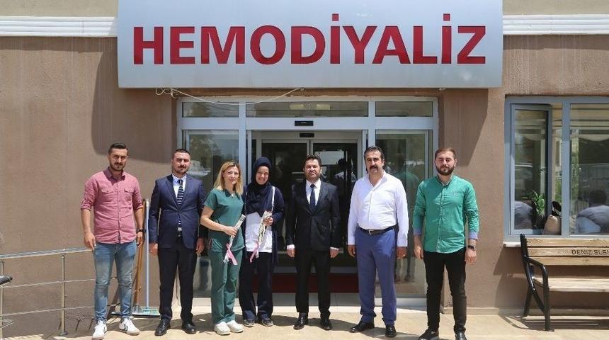 Hemşireler Haftasında G&uuml;l Ve Karanfil Dağıttılar