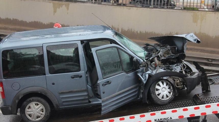Kocaeli&rsquo;de Hafif Ticari Ara&ccedil;, Tıra Arkadan &Ccedil;arptı: 1&rsquo;i Ağır 3 Yaralı