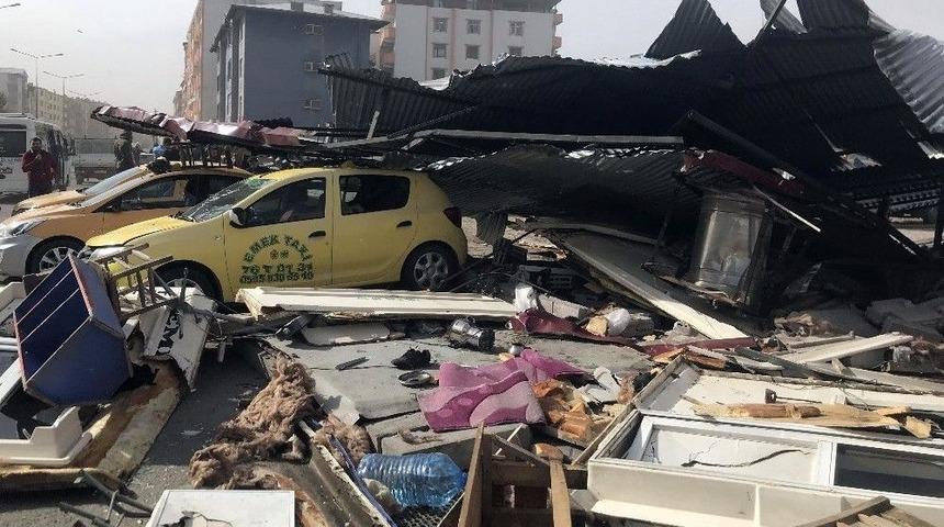 Iğdır&rsquo;da &Ccedil;atı Taksi Durağına U&ccedil;tu: 3 Yaralı