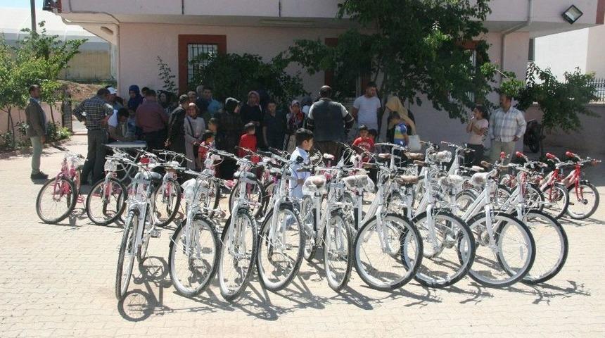 Ailelerine Sigarayı Bıraktıran &Ccedil;ocuklara Bisiklet Hediyesi