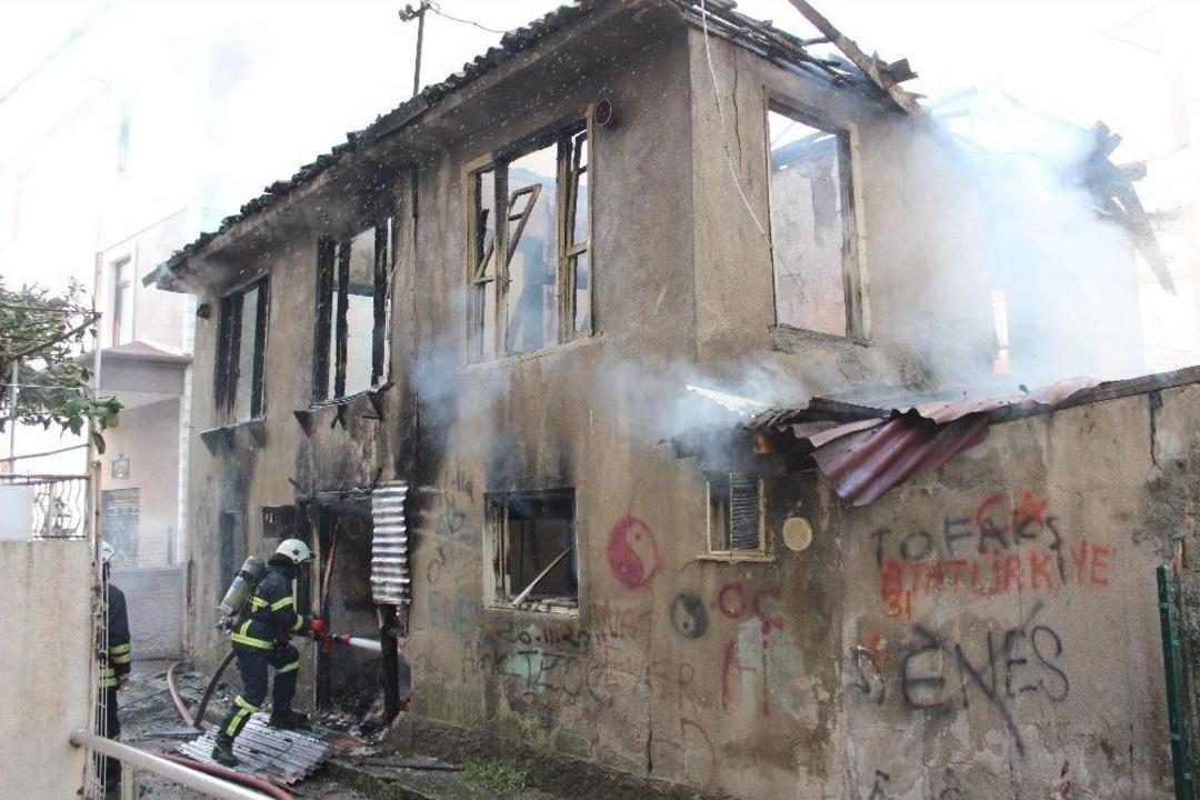 Alev Alev Yanan Evi Balkondan Hortumla S&ouml;nd&uuml;rmeye &Ccedil;alıştılar