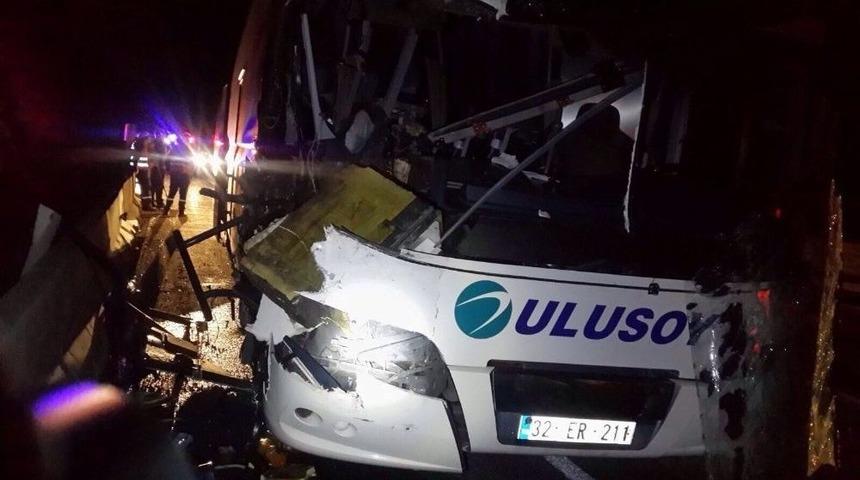 Yolcu Otob&uuml;s&uuml; Seyir Halindeki Tıra Arkadan &Ccedil;arptı; 14 Kişi Yaralandı