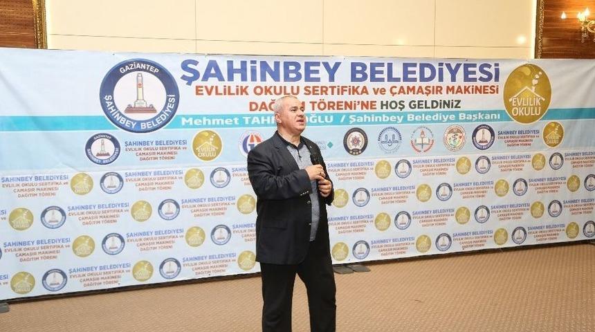 Evlilik Okulundan 71 Çift Daha Sertifikalarını Aldı