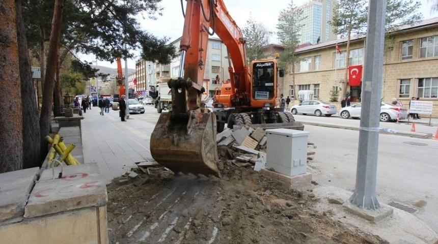Cumhuriyet Caddesi&rsquo;nde Yol Ve Kaldırım Yapım &Ccedil;alışmaları Başladı