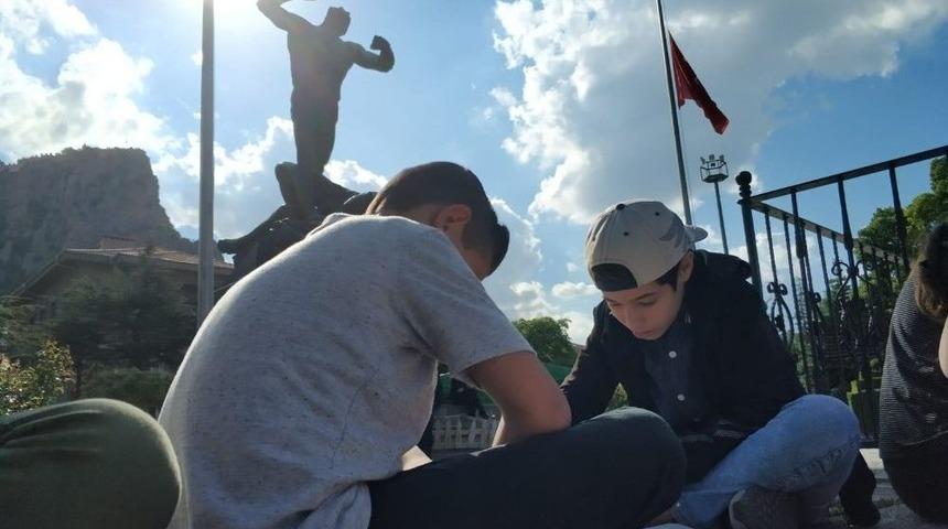 Öğrenciler Anıtpark Merdivenlerinde Kitap Okudu