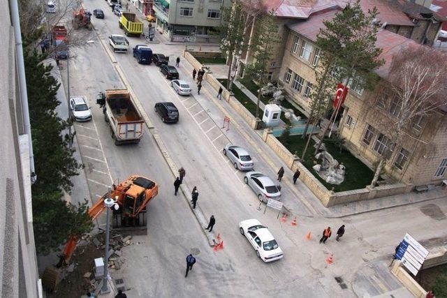 Cumhuriyet Caddesi’nde Yol Ve Kaldırım Yapım Çalışmaları Başladı