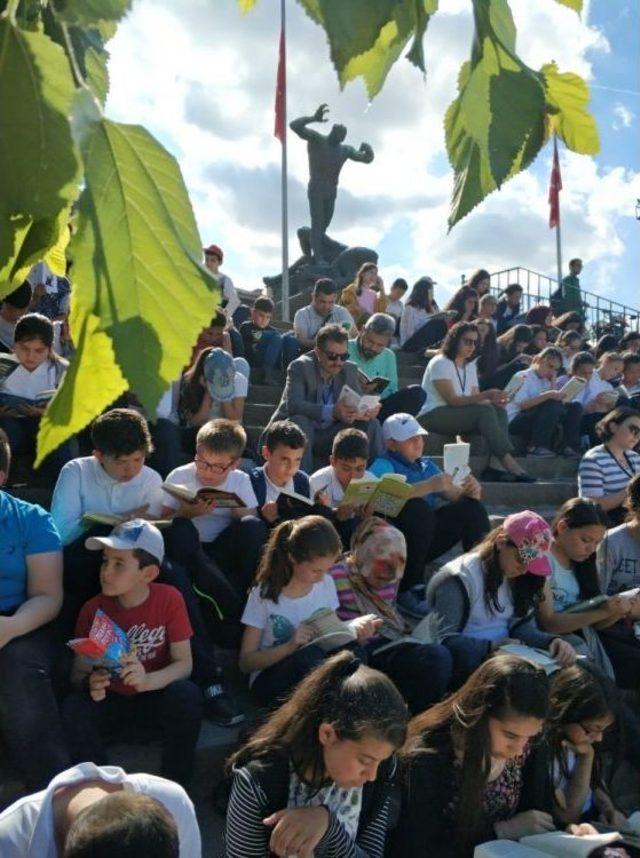 Öğrenciler Anıtpark Merdivenlerinde Kitap Okudu