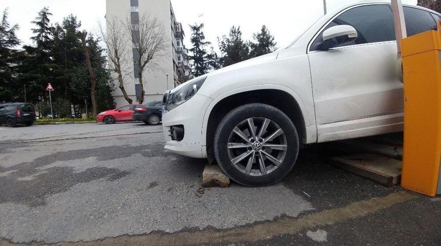 Park Halindeyken Freni Boşalan Ara&ccedil; Yayayı Ezdi