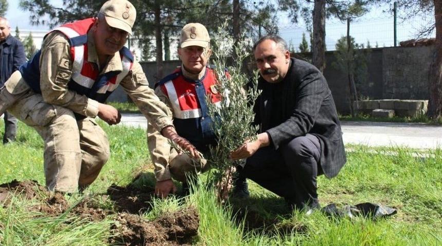 Jandarma Ve Muhtarlardan &Ouml;rnek Davranış