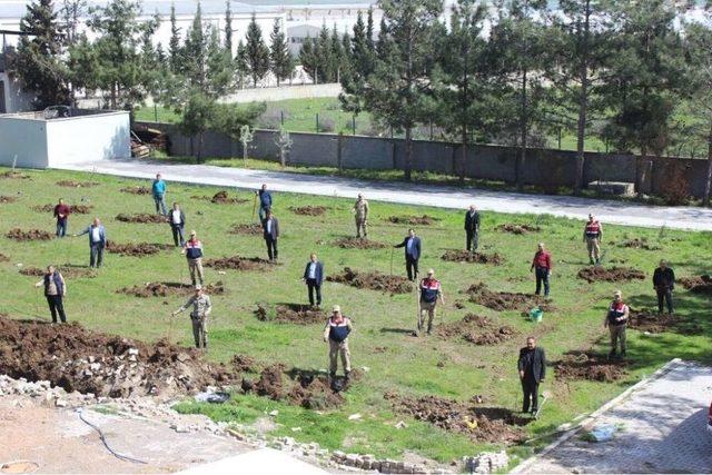 Jandarma Ve Muhtarlardan Örnek Davranış