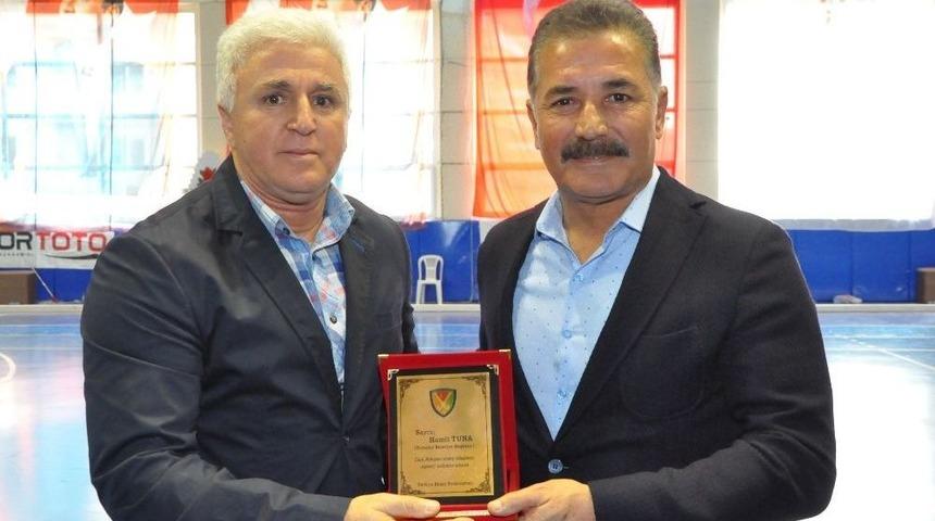 T&uuml;rkiye Hokey Federasyonu&rsquo;ndan Başkan Tuna&rsquo;ya Plaket