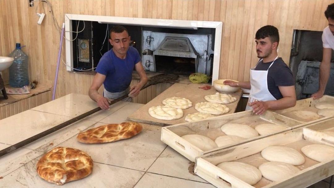 Sarıkamış&rsquo;ta Fırıncıların Ve Tatlıcıların Zorlu Mesaisi Başladı