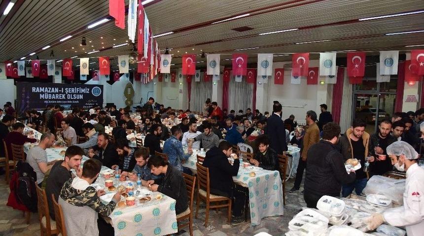 Binlerce Kişi Aynı Sofrada Sahur Yaptı
