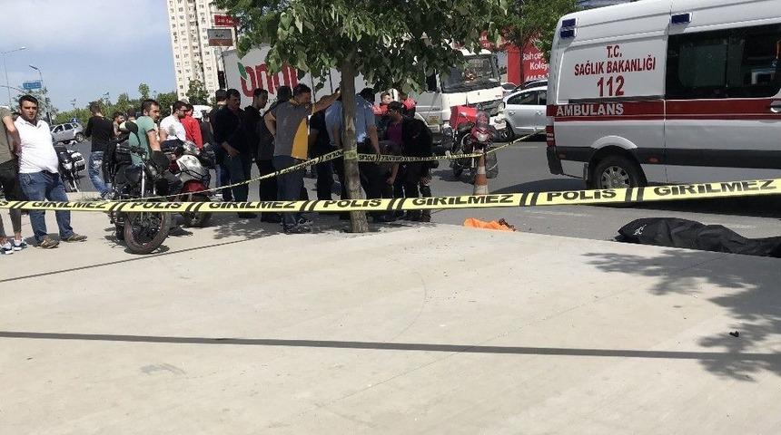 K&uuml;&ccedil;&uuml;k&ccedil;ekmece&rsquo;de Meydana Gelen Kazada Motosiklet S&uuml;r&uuml;c&uuml;s&uuml; Hayatını Kaybetti
