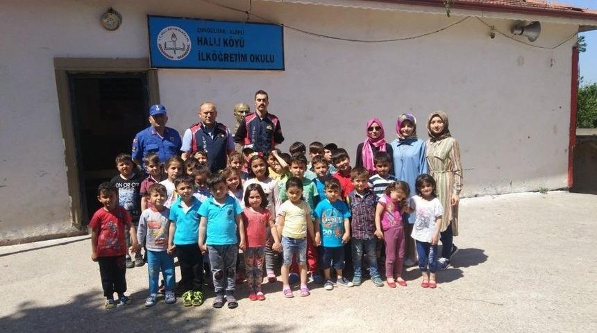 İpi Kopan Bayrak G&ouml;ndere &Ccedil;ekildi