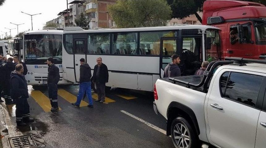 Servis Minib&uuml;sleri Zincirleme Kaza Yaptı