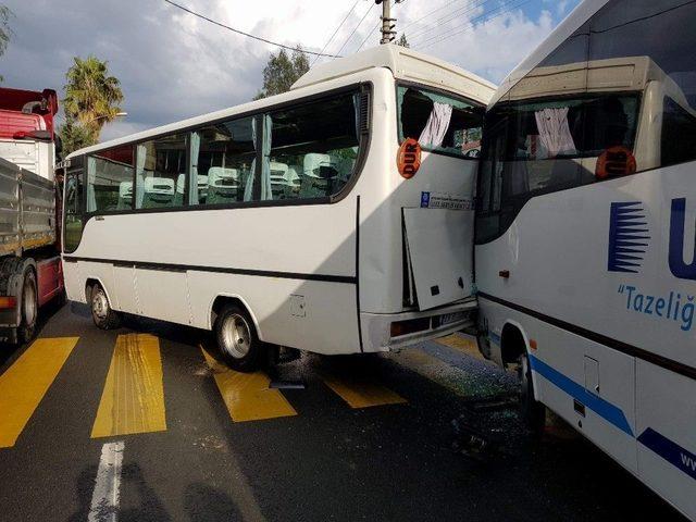 Servis Minibüsleri Zincirleme Kaza Yaptı