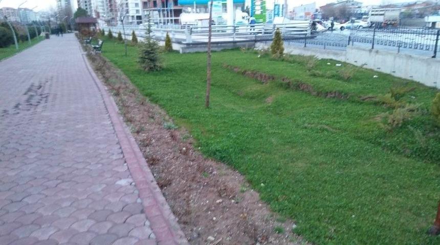 Şehir Merkezindeki Caddede Oluşan &Ccedil;&ouml;kme Ve &Ccedil;atlaklar Korkuttu