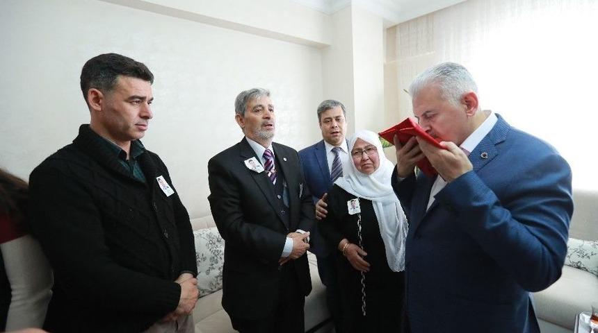 Başbakan Yıldırım, İzmir&rsquo;de Bı&ccedil;aklı Saldırıda Şehit Olan Polisin Ailesine Ziyaret