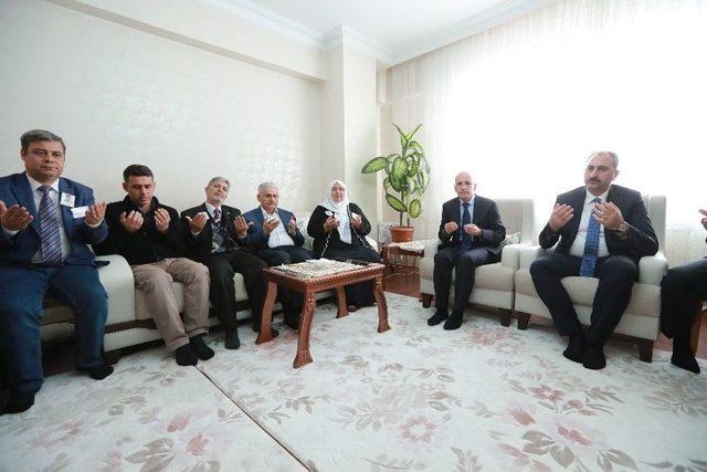 Başbakan Yıldırım, İzmir’de Bıçaklı Saldırıda Şehit Olan Polisin Ailesine Ziyaret