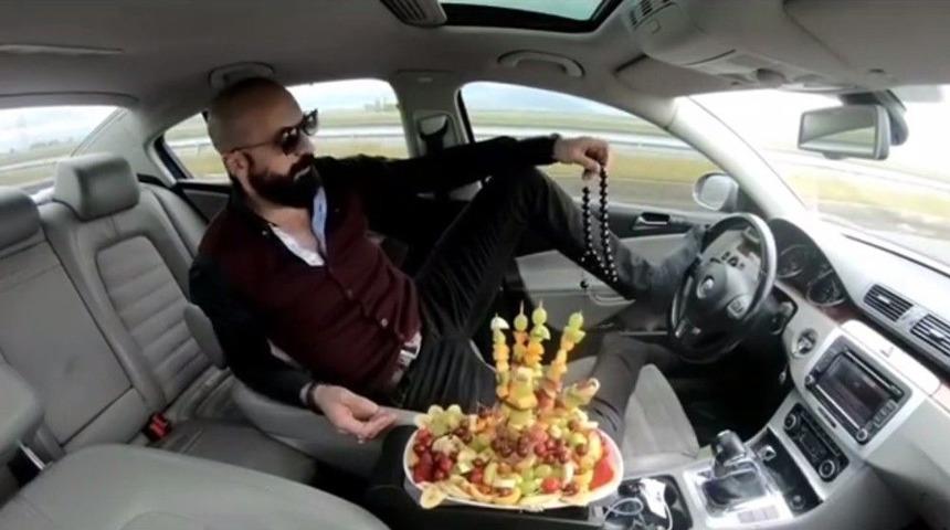 Trafikte Pes Dedirten Görüntü: Meyve Tabağı Ve Tespih