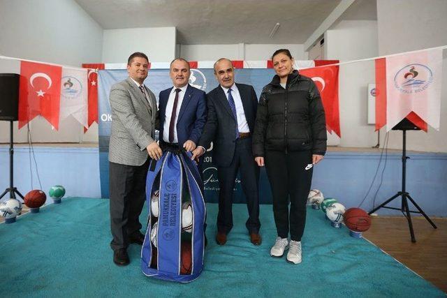 Başkan Gürlesin’den 132 Okula Spor Malzemesi