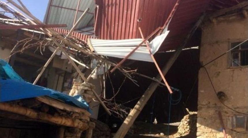 Kahramanmaraş&rsquo;ta Şiddetli R&uuml;zgar &Ccedil;atıları U&ccedil;urdu