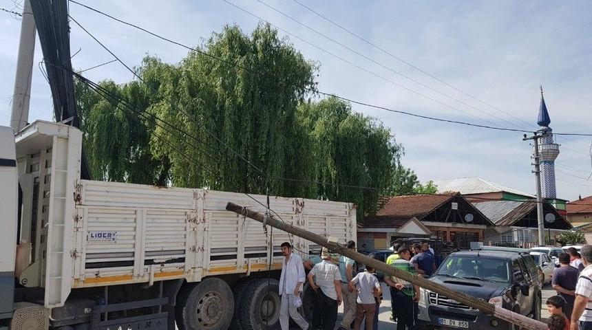 Kazada Telefon Telleri Koptu Direkler Devrildi