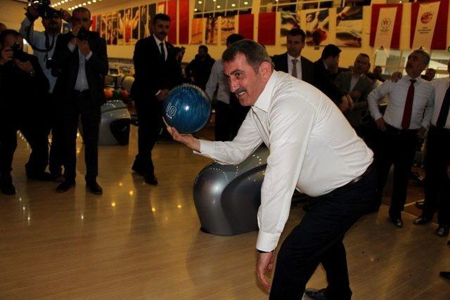 Türkiye’nin En Büyük Bowling Salonu Açıldı